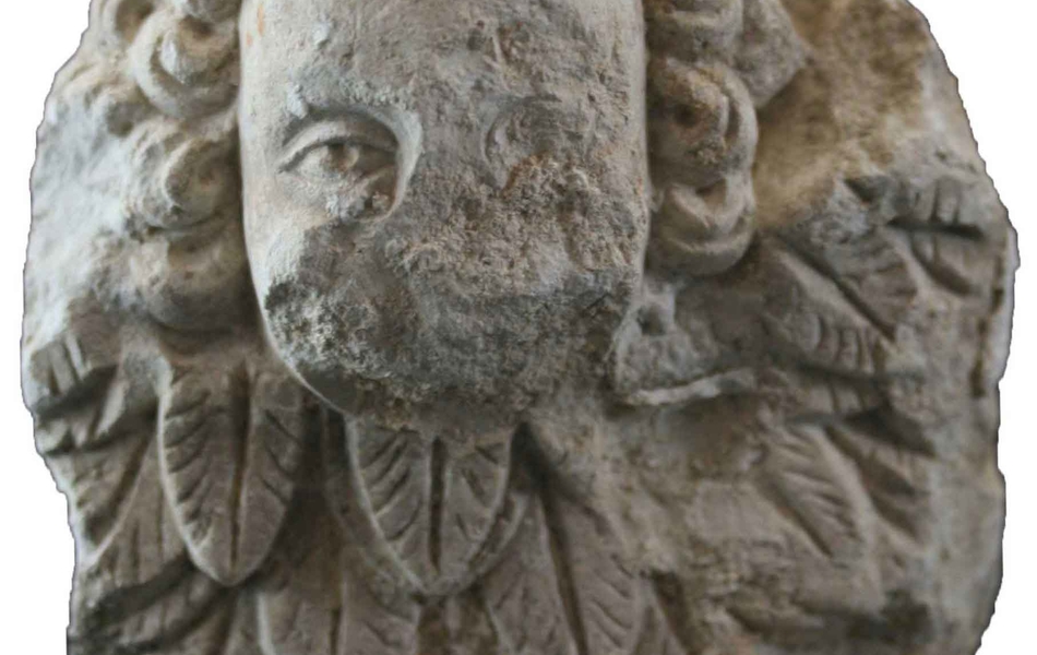 Cette tête d'angelot en calcaire surmonte un décors végétal souligné de fines moulures. Daté du 18ième siècle, il témoigne de la finesse et du raffinement du décors de l'église classique. 