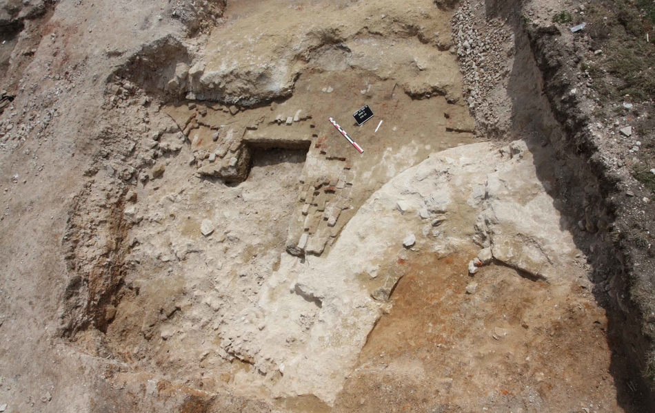 Les archéologues ont dégagé les fondations d'une des chapelles rayonnantes du 18ième siècle (à droite).
