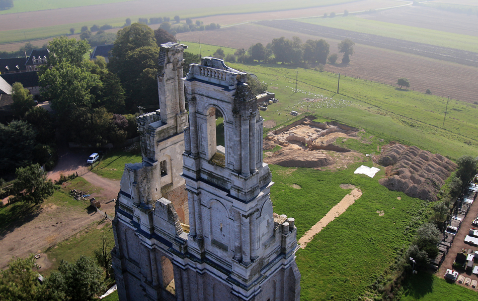 En 2014, la campagne de fouille a permis de localiser l'abbatiale gothique implantée au nord-est par rapport à l'église classique dont les deux tours subsistent encore aujourd’hui.