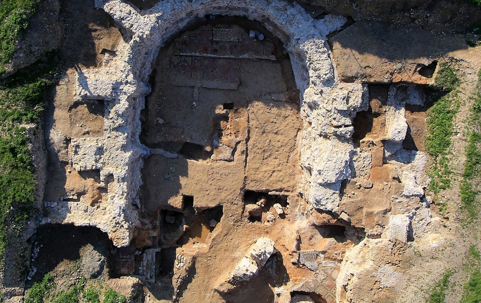 L’église basse est dotée de deux chapelles (en bas à gauche et à droite) ainsi que d’un long chœur bordé de contreforts.