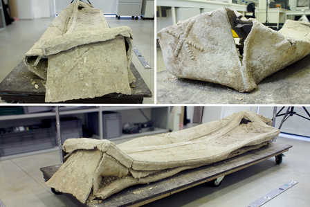 Cette image est composée de 3 photos. Les 2 photos du haut sont les deux petites faces du sarcophage. La photo du bas est une vue latérale du sarcophage. Le sarcophage est déformé dans son ensemble. 