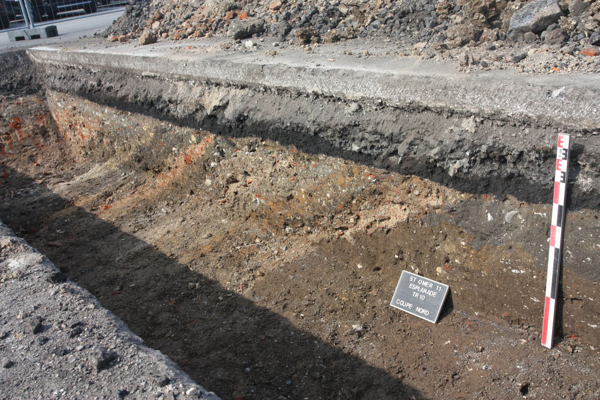 Image d'une tranché de l'une des fosses du château comtal.