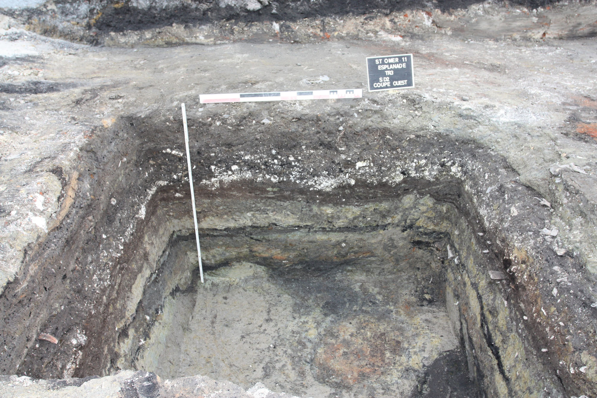 Photo des couches de l'occupation à l'intérieur de la forteresse