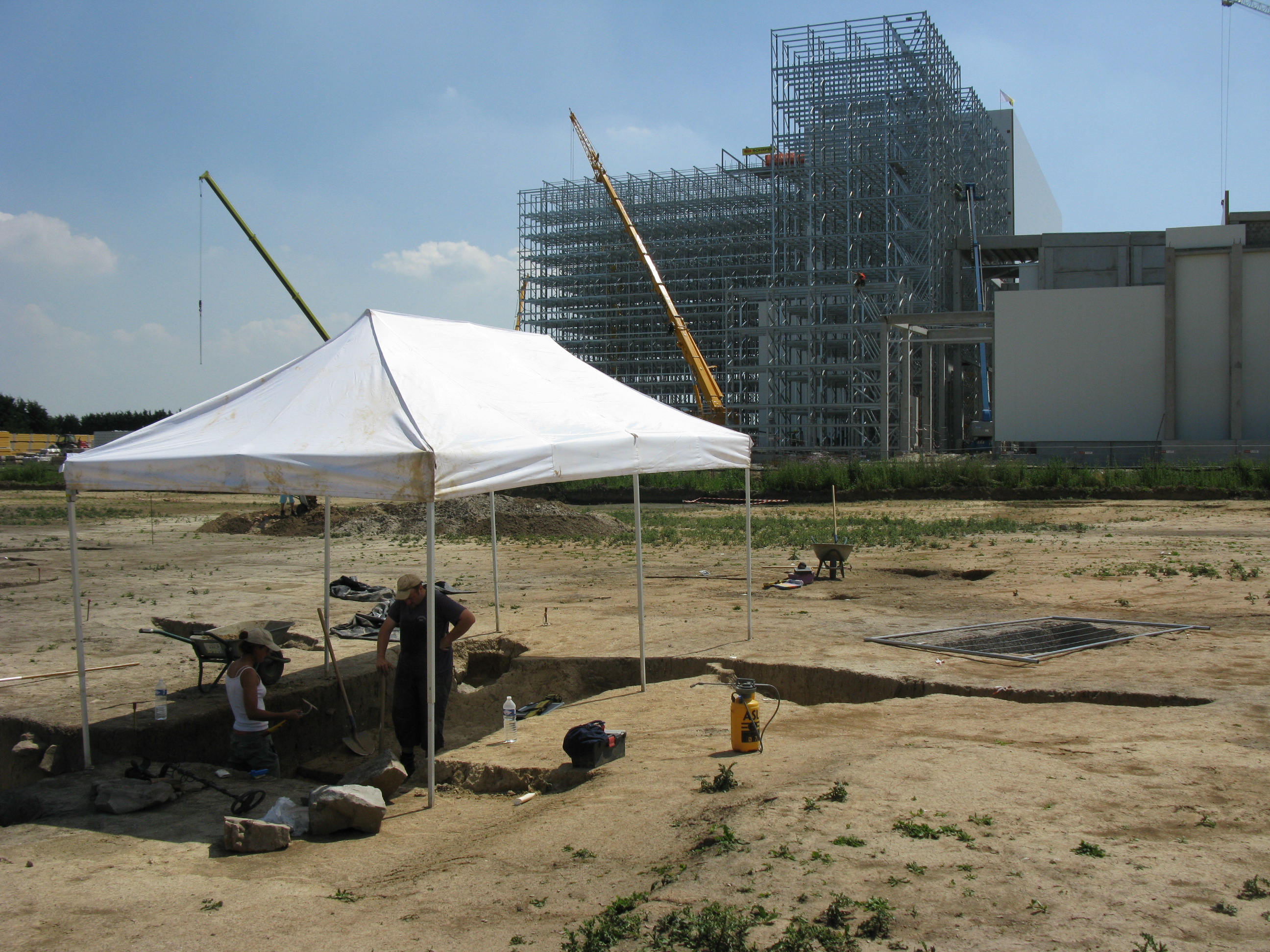 Opération de fouille au pied de la construction du batiment frigorifique de Mc Cain