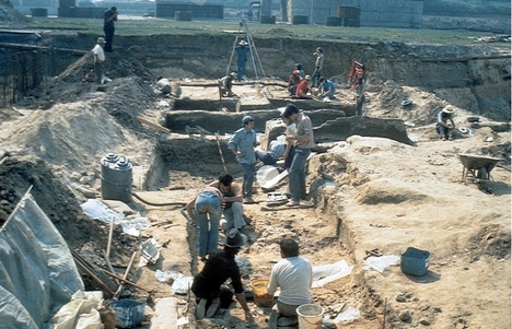 La photo représente une vue générale des archéologues à l’œuvre lors de la fouille de Biache-Saint-Vaast en mai 1976. 