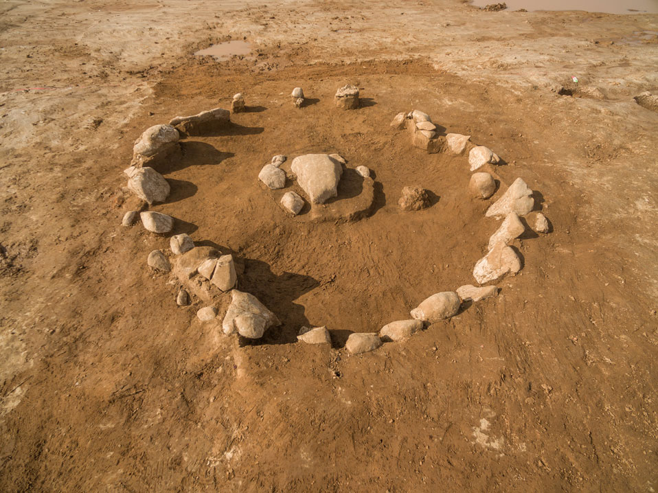 Tombe marquée par des blocs de pierre