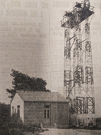 Photographie noir et blanc. Vue de la station de radio de Saint-Inglevert et de son antenne de transmission.