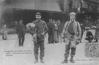 Carte postale noir et blanc montrant deux hommes portant un scaphandre.
