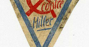 Triangle de feutre retourné où on lit "tout faire contre Hitler". Ce message est entouré d'un grand V bleu et au centre, on reconnaît le marteau et la faucille communistes en rouge (ainsi que le mot "contre").