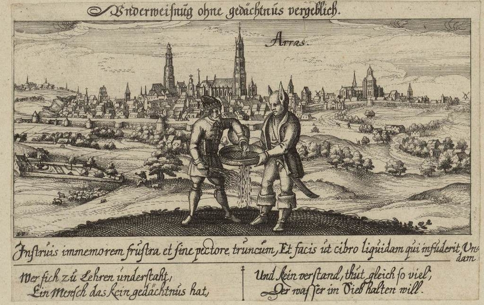 Vue panoramique de la ville. Au premier plan, un personnage grotesque tient un tamis sur lequel un autre personnage, armé de verges, verse une cruche d'eau. Légende en flamand.