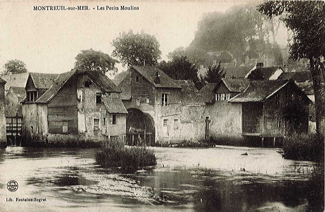 Carte postale noir et blanc représentant un moulin.