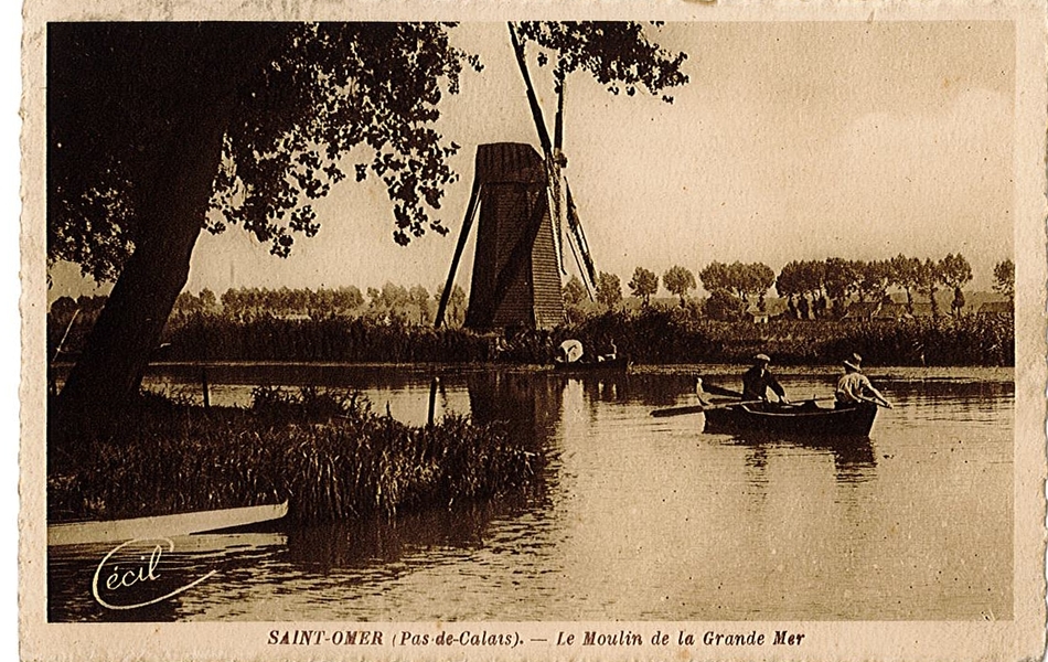 Carte postale noir et blanc représentant un moulin.