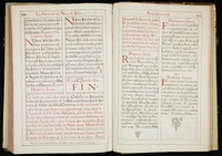Photographie couleur montrant une double page d'un manuscrit religieux enluminé. 