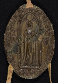 Photographie couleur montrant un sceau en cire marron dans lequel on voit une dame vêtue d'une longue robe.