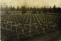 Photographie sepia montrant un cimetière composée de stèles en forme de croix.
