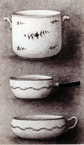 Dessin en noir et blanc de trois éléments de vaisselle ornés de motifs.