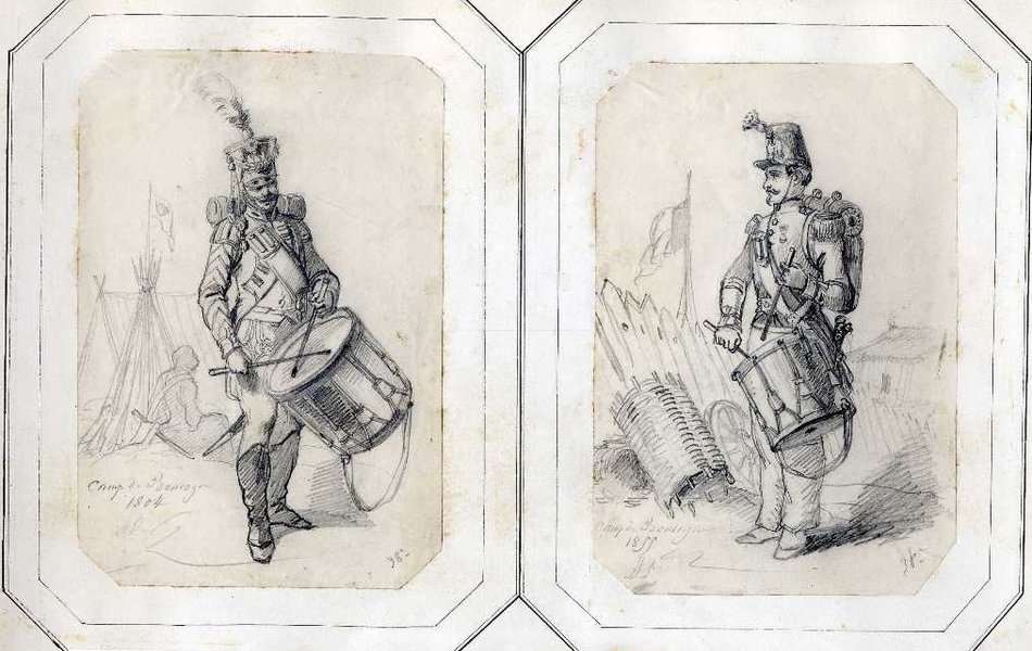 Deux dessins noir et blanc montrant deux soldats tapant sur un tambour.