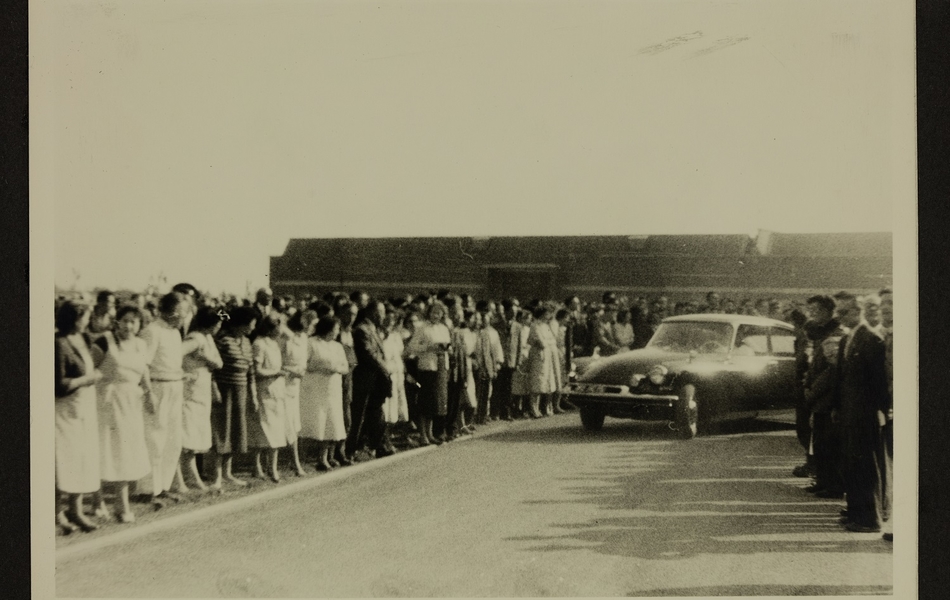 Une voiture officielle présidentielle passe devant les employés de l'Usine des "Filés de Calais" le 24 septembre 1959.