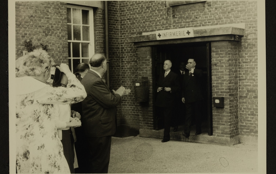 Le Général De Gaulle, Président de la République française, sort de l'infirmerie de l'Usine des "Filés de Calais" lors de sa visite officielle du 24 septembre 1959.