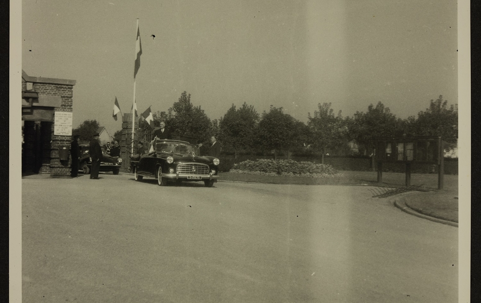 La voiture du Général De Gaulle, Président de la République française, franchit l'entrée de l'Usine des "Filés de Calais" le 24 septembre 1959.