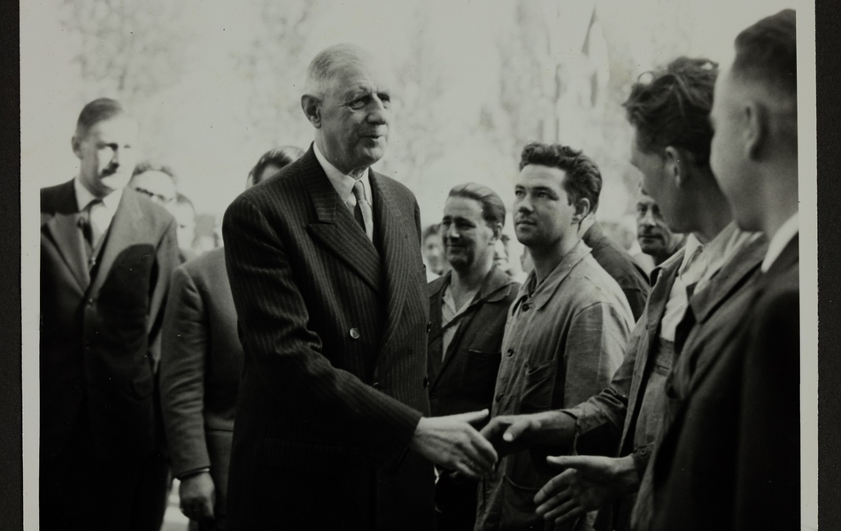 Le Général De Gaulle, Président de la République française, serre la main de quelques employés de l'Usine des "Filés de Calais" le 24 septembre 1959, lors de son arrivée.