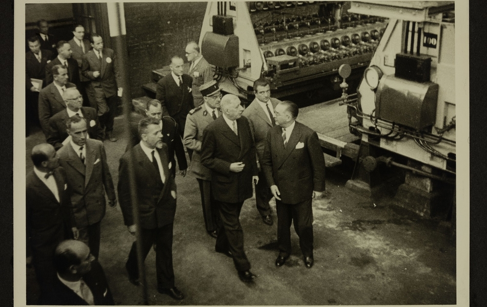 Le Général De Gaulle et les officiels visitent l'intérieure de l'Usine des "Filés de Calais" le 24 septembre 1959.