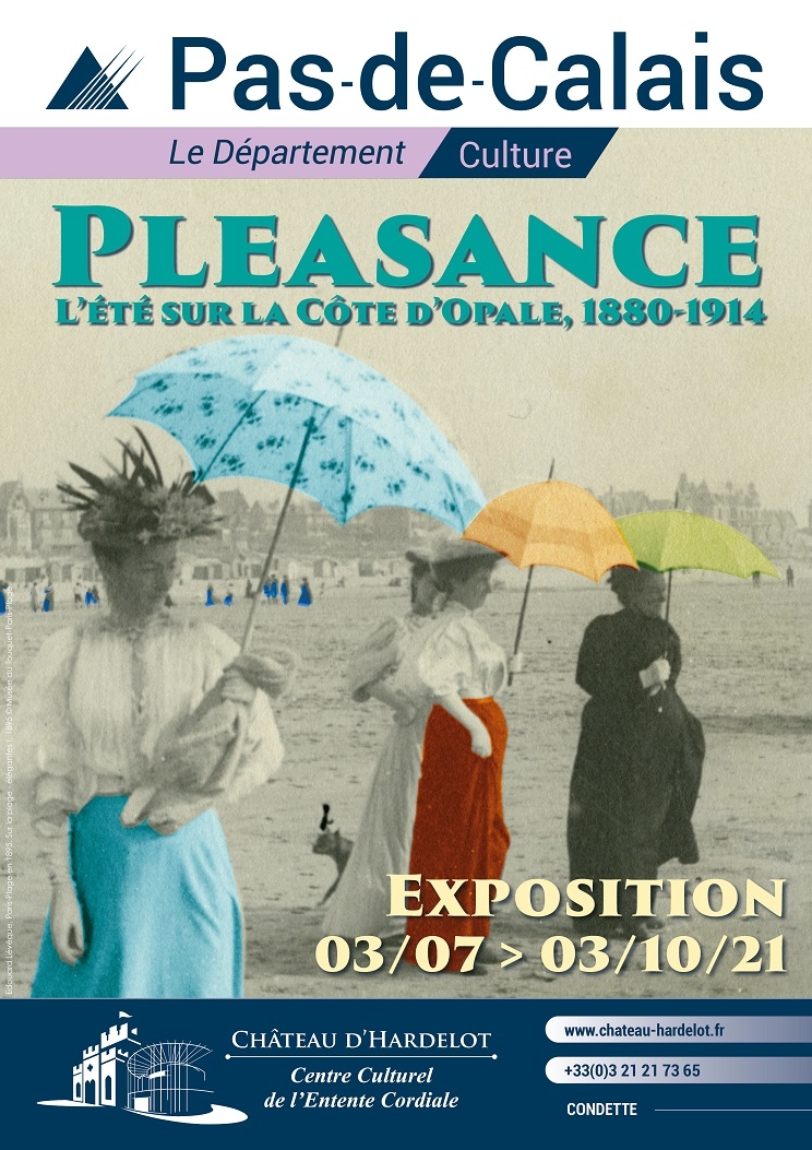 affiche de l'exposition Pleasance représentant des élégantes avec des ombrelles se promenant sur la plage à la Belle Epoque