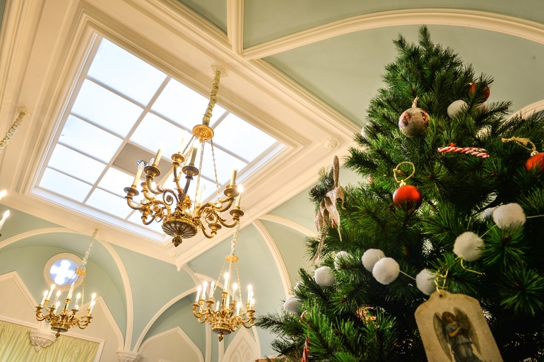 photographie en contre-plongée du billarddu château d'Hardelot et de son sapin de Noël dont la pointe frôle presque le puits de lumière et la voûte du plafond