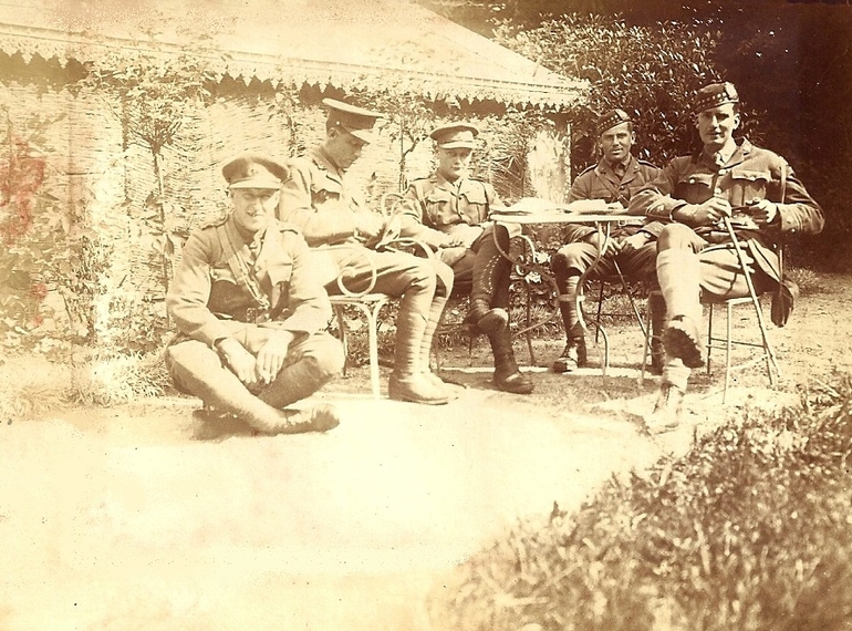 photographie ancienne montrant des officiers anglais de l'école militaire d'Hardelot en reconnaissance au château de Condette