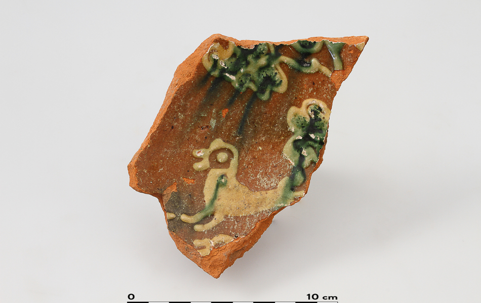 Photo d’un fragment d’une écuelle en céramique. 