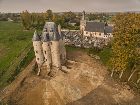 Vue aérienne de Donjon de Bours pendant la fouille de 2017. En arrière-plan, l’église Sainte Austreberthe et son cimetière.