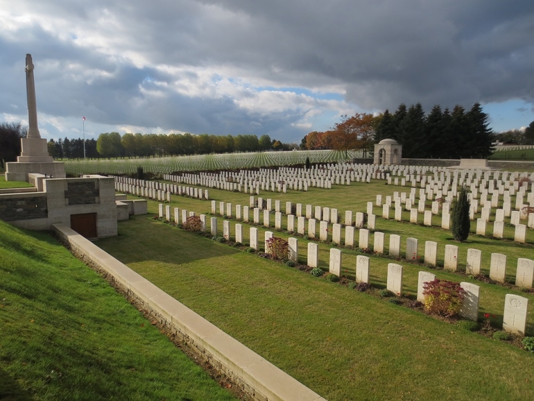 Photographie de rangées de tombes du cimetière militaire britannique de Neuville-Saint-Vaast