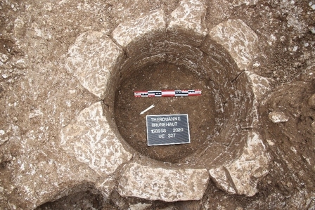 Vestiges d’un puits circulaire en pierre. 